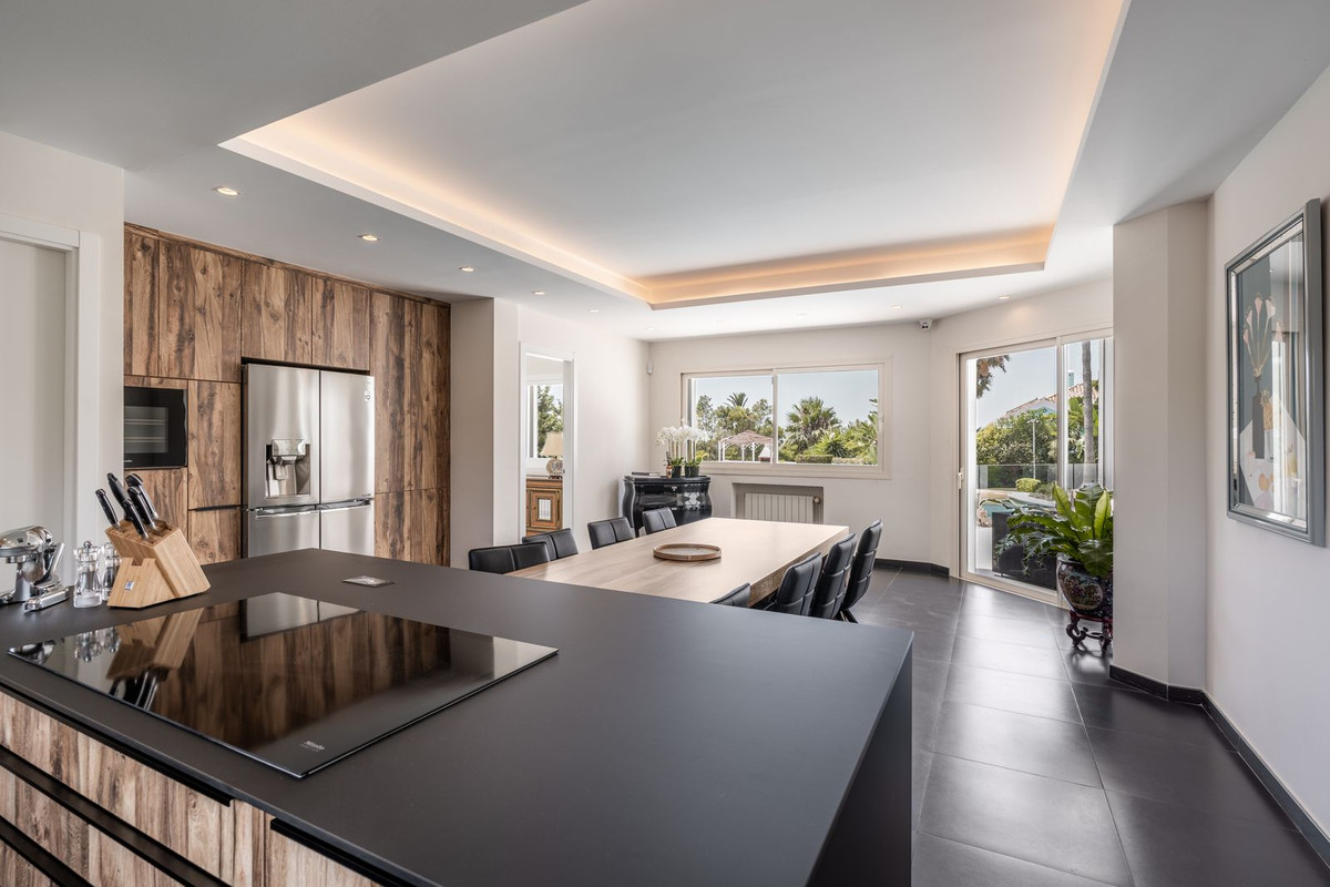 6 Bedroom Villa in Estepona - Photo 5