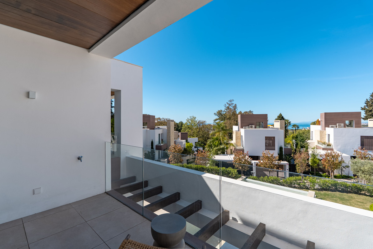 4 Bedroom Villa in Marbella - Photo 23