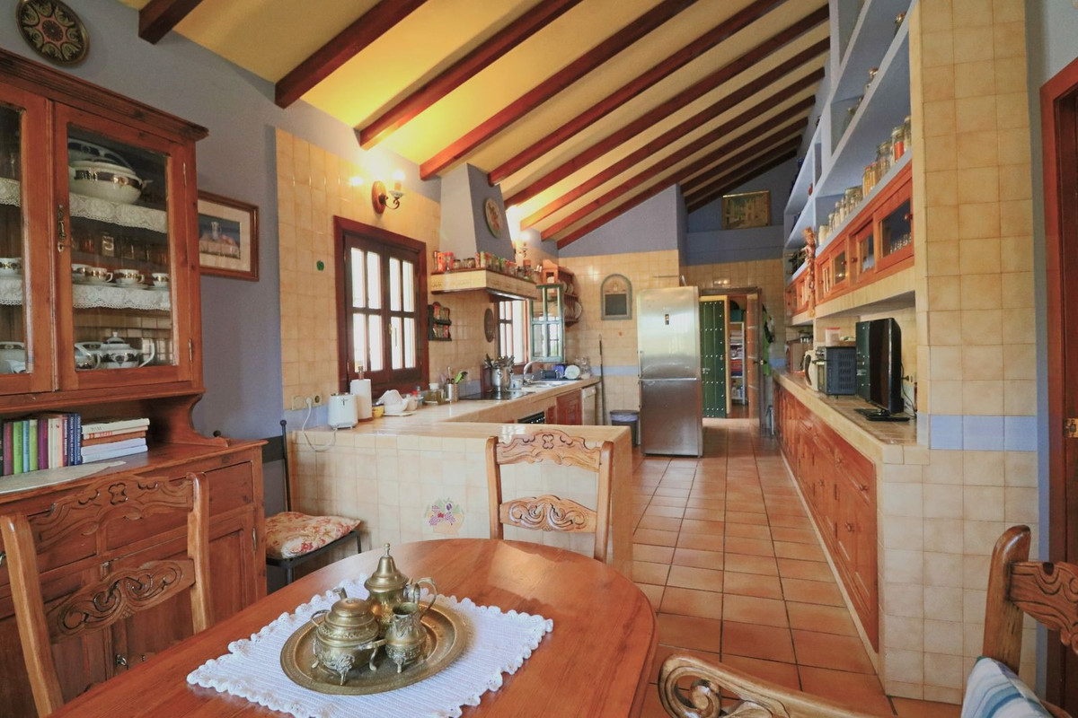 4 Bedroom Villa in Marbella - Photo 15