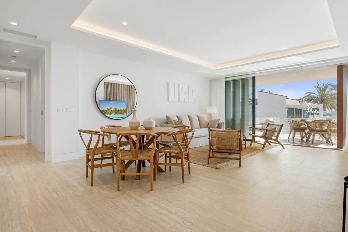 2 Bedroom Apartment in Estepona - Photo 2