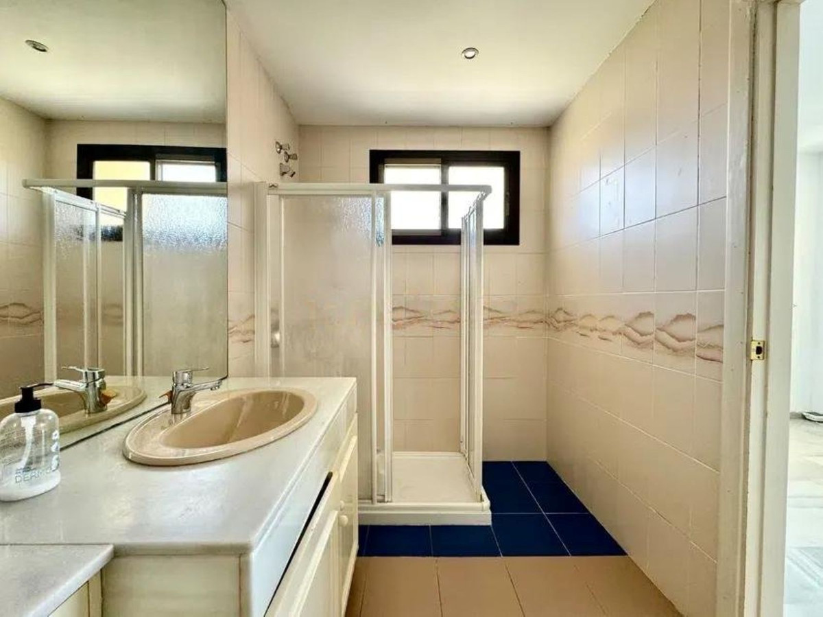 2 Bedroom Apartment in Torremolinos - Photo 11