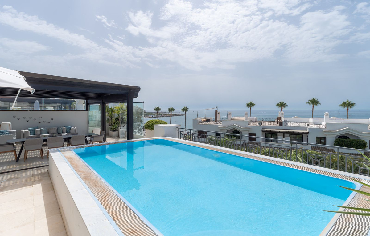 3 Bedroom Apartment in Estepona - Photo 9