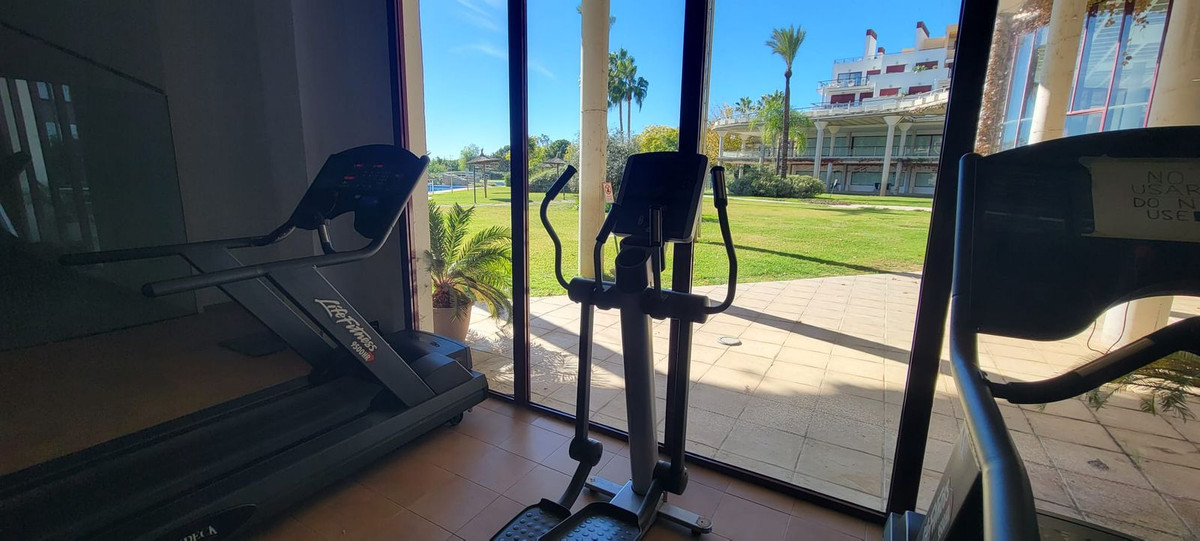 2 Bedroom Penthouse in Benahavís - Photo 2