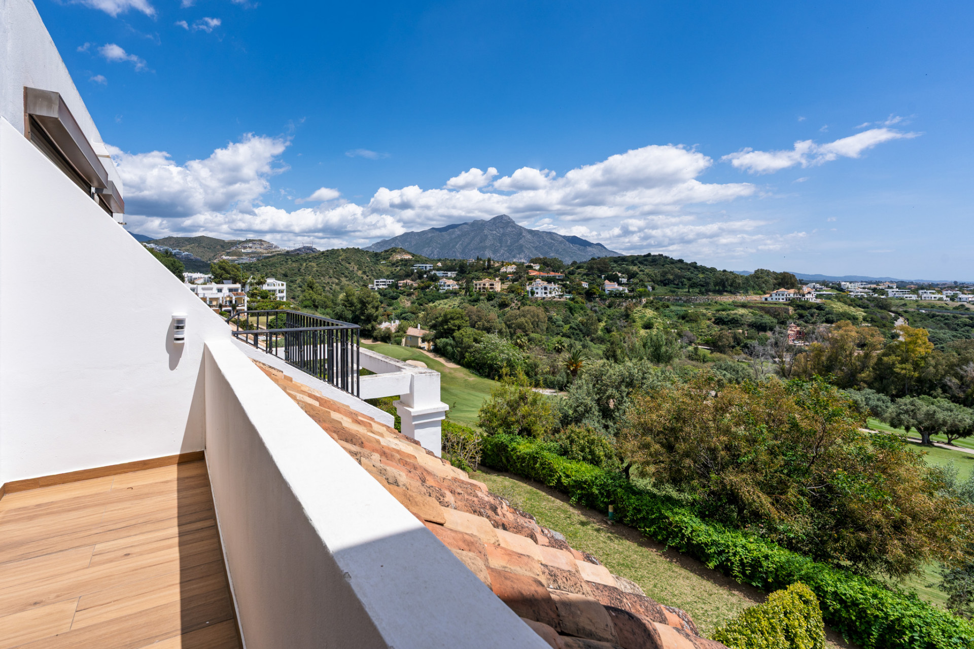 4 Bedroom Townhouse in Benahavís - Photo 26