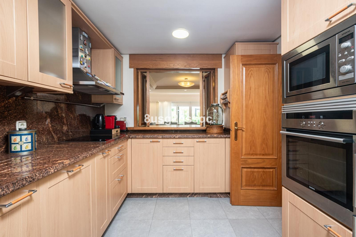 4 Bedroom Villa in Estepona - Photo 8