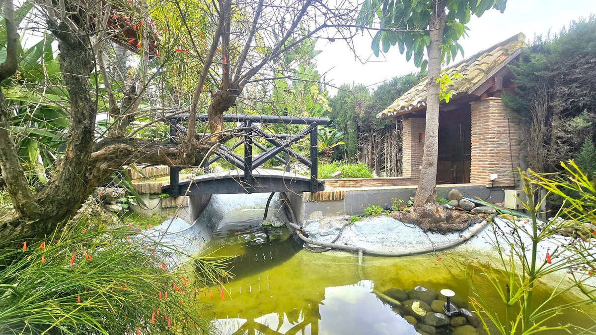 8 Bedroom Villa in Marbella - Photo 2