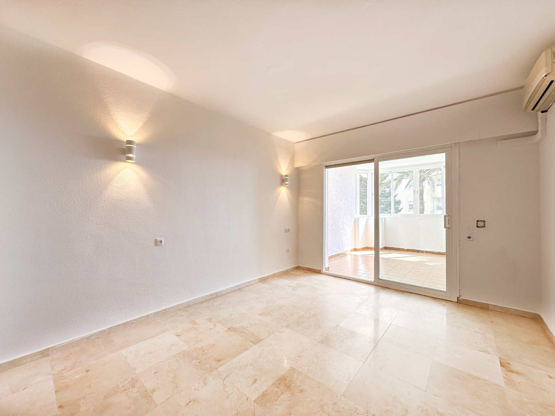 2 Bedroom Apartment in Estepona - Photo 8
