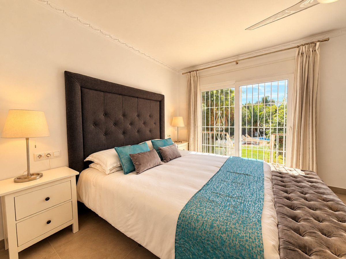 5 Bedroom Villa in Estepona - Photo 14