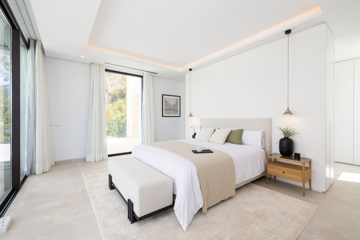 4 Bedroom Villa in Marbella - Photo 8