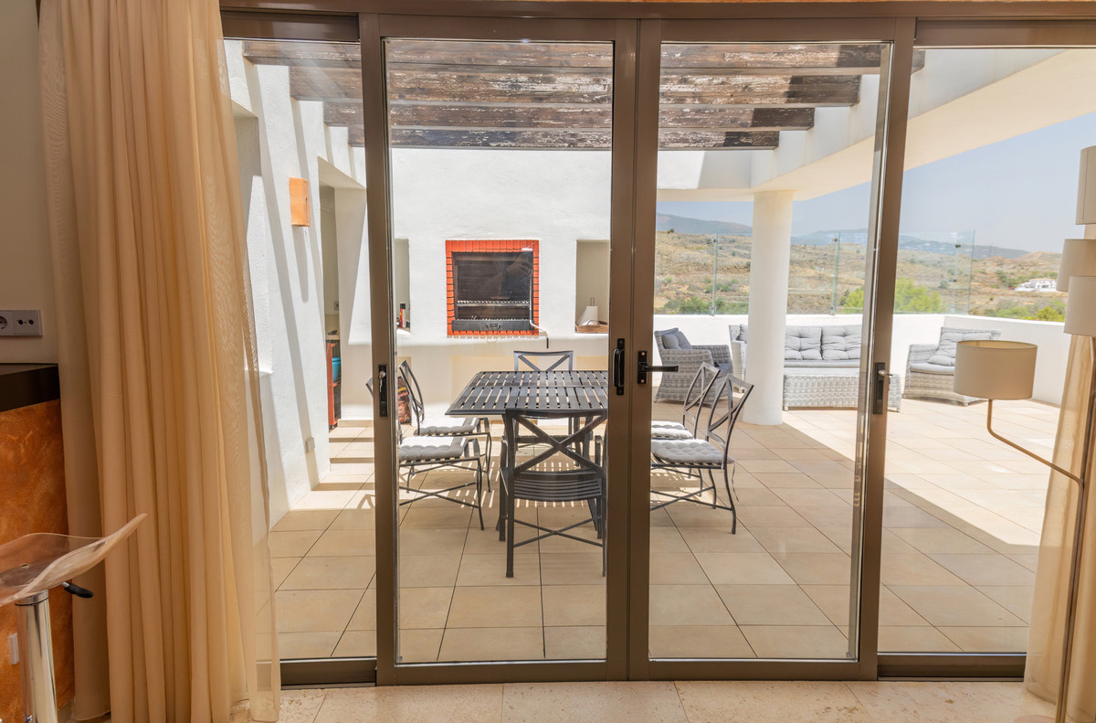 3 Bedroom Penthouse in Benahavís - Photo 9