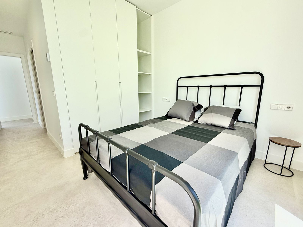 6 Bedroom Villa in Estepona - Photo 21