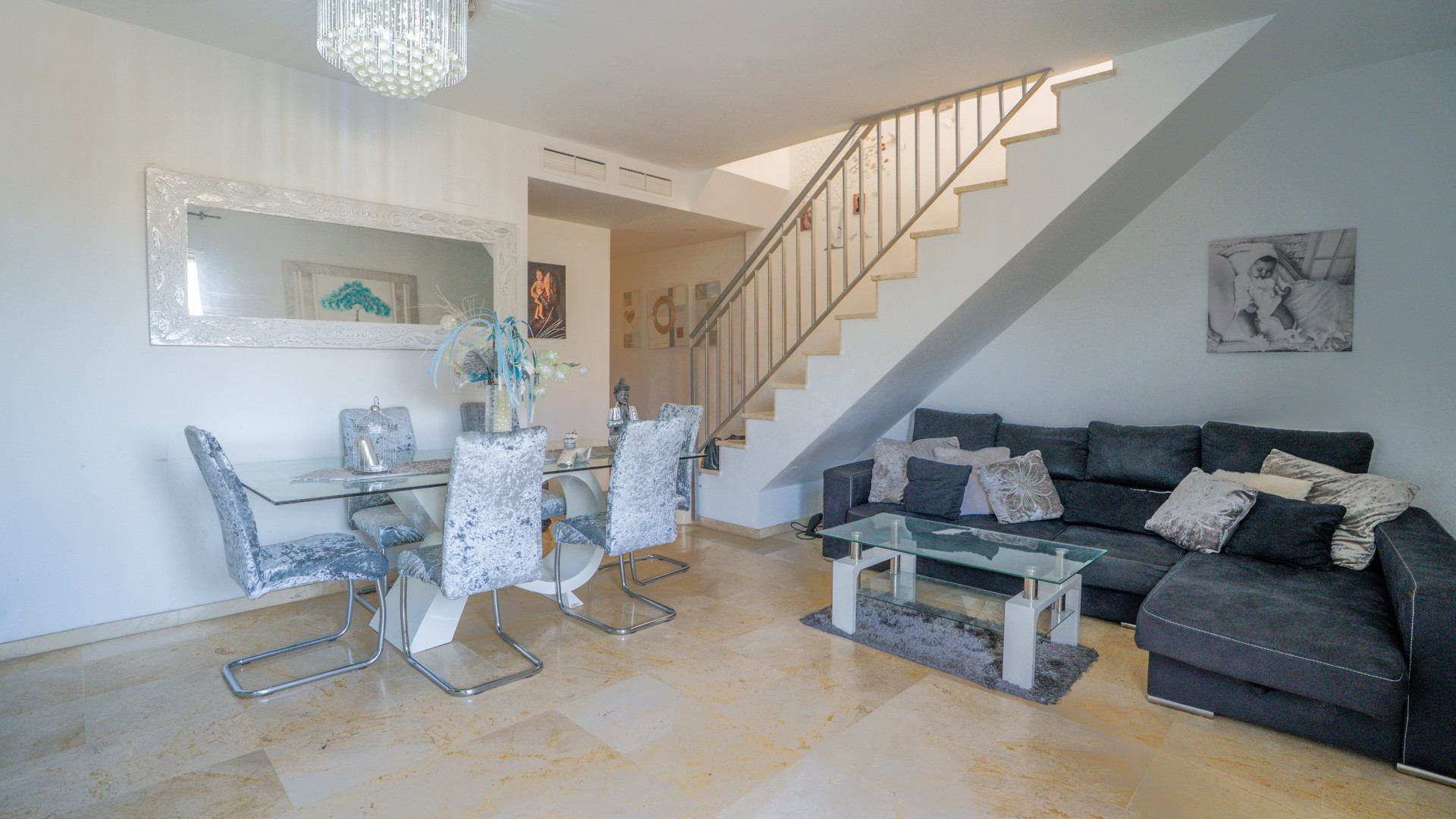 3 Bedroom Penthouse in Estepona - Photo 2