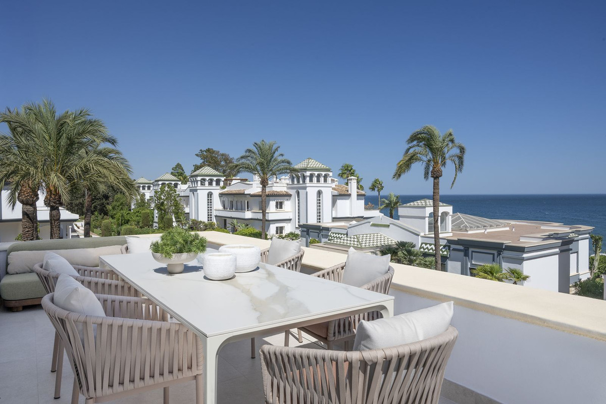 3 Bedroom Penthouse in Estepona - Photo 2