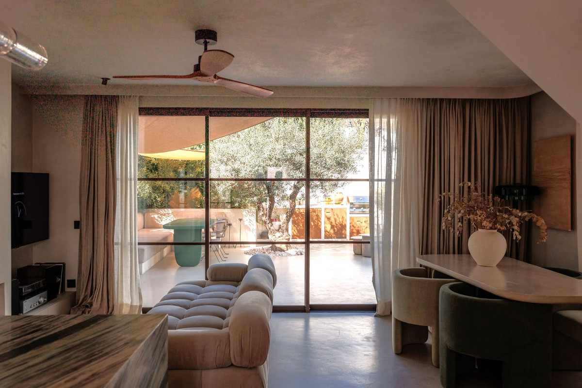2 Bedroom Villa in Marbella - Photo 2