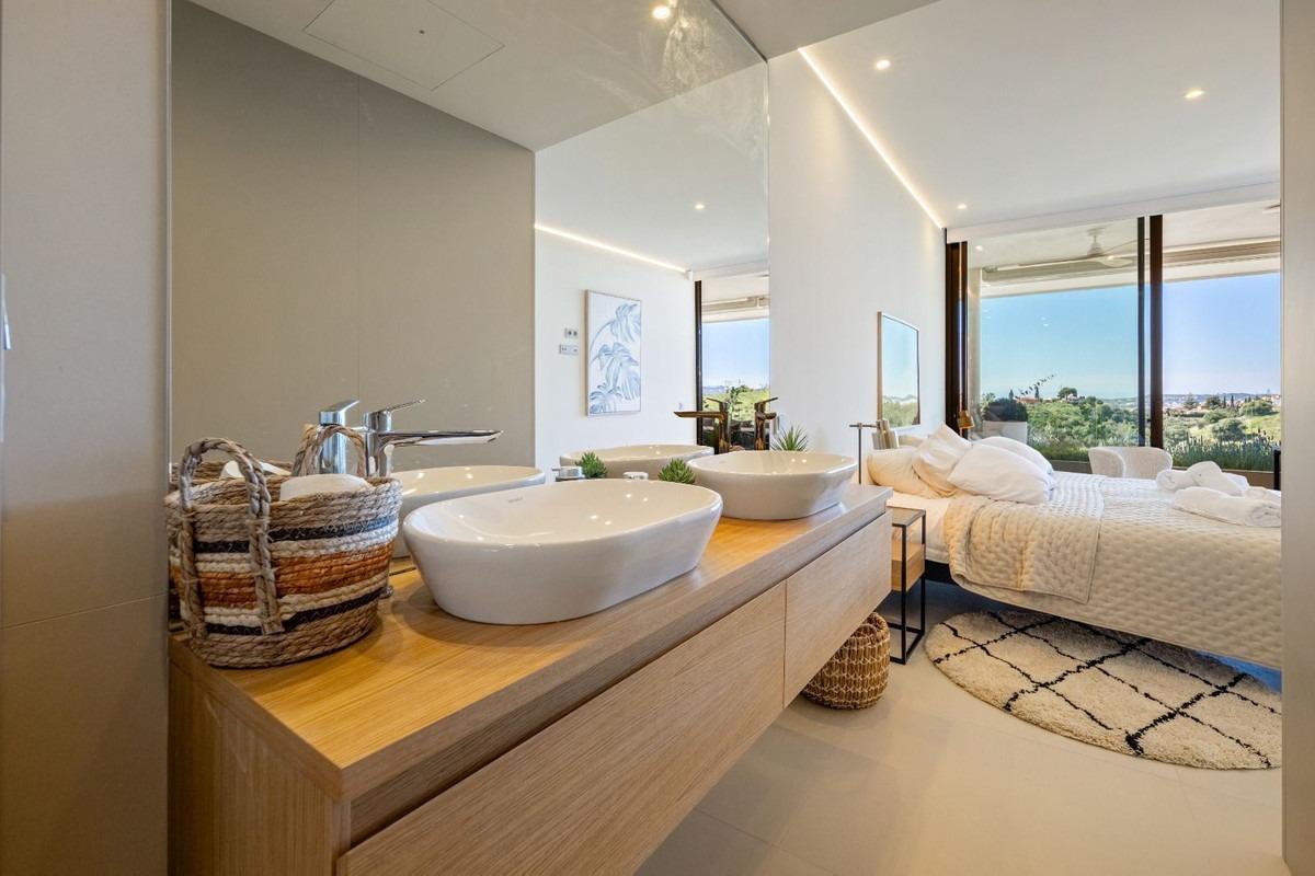 2 Bedroom Apartment in Benalmádena - Photo 17