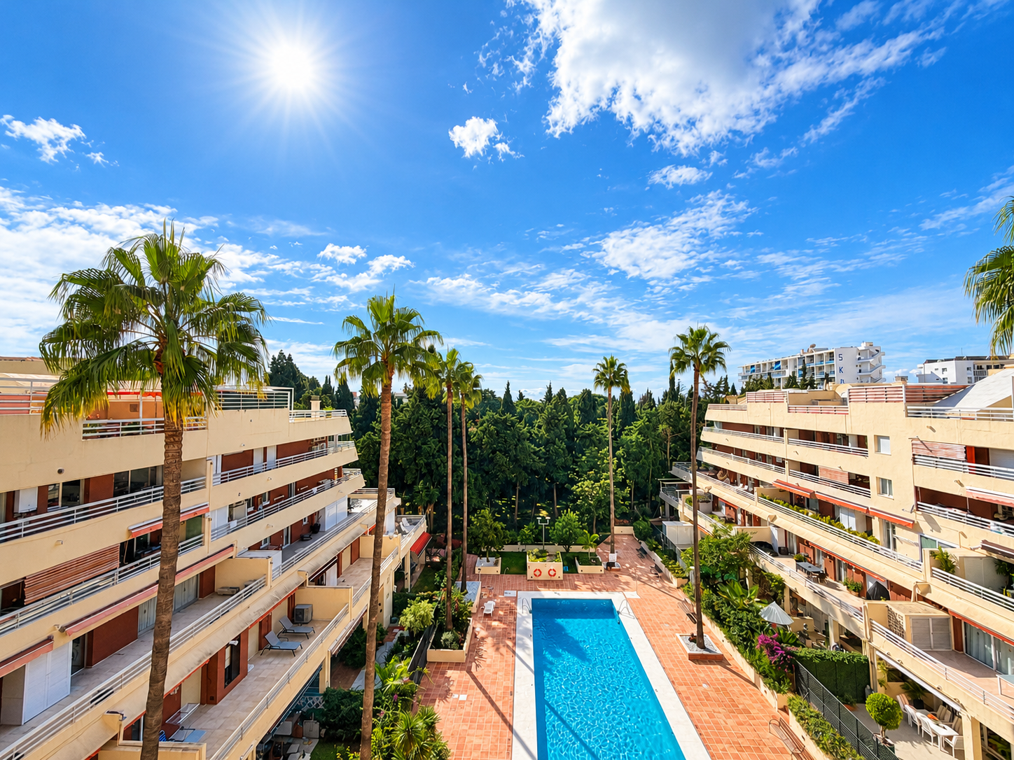 Piso de 4 dormitorios con piscina en Málaga – Foto 1