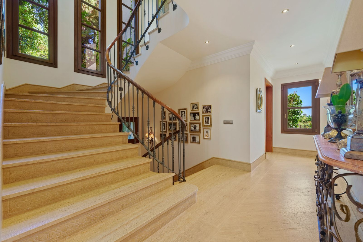 6 Bedroom Villa in Marbella - Photo 32