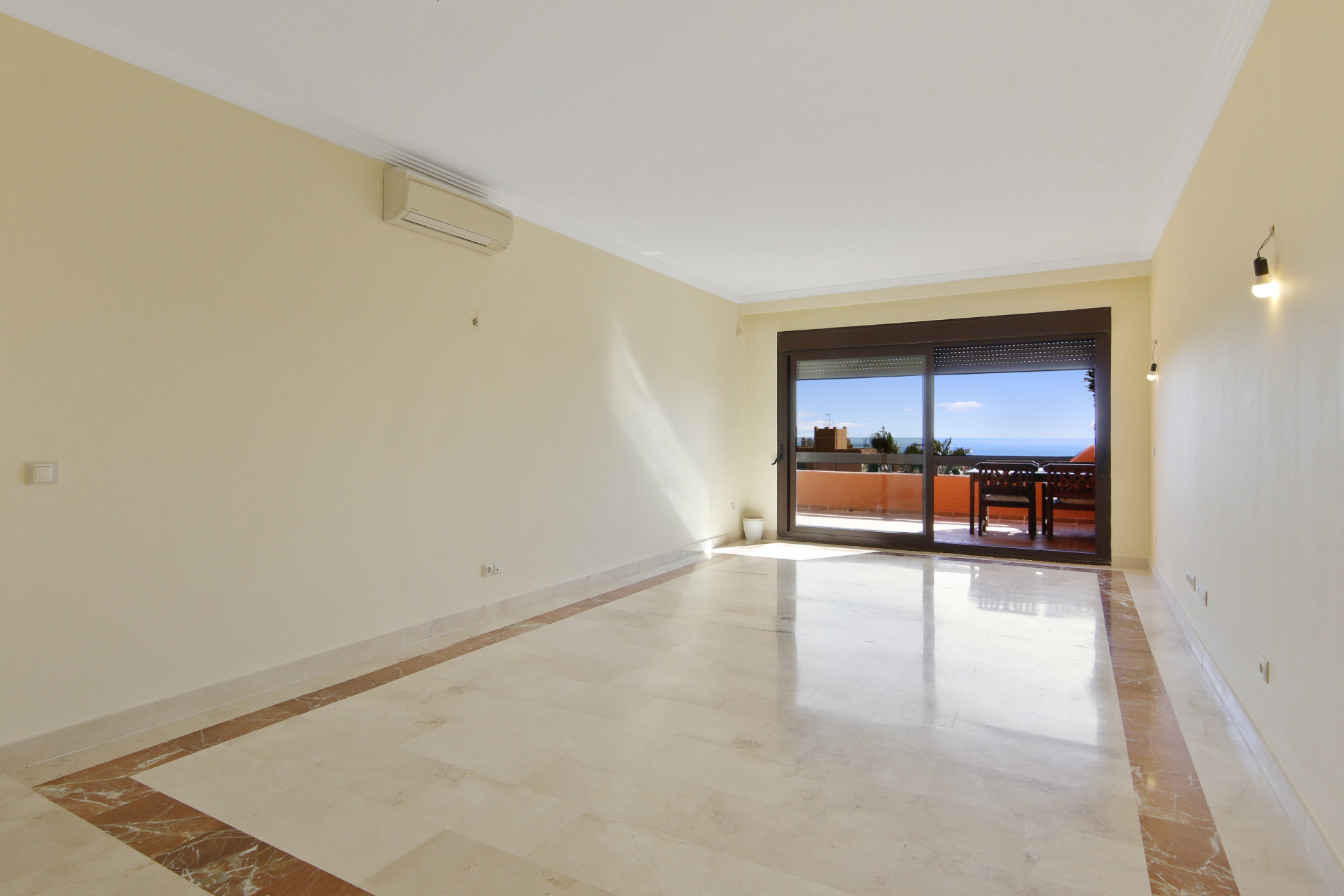 2 Bedroom Penthouse in Estepona - Photo 4