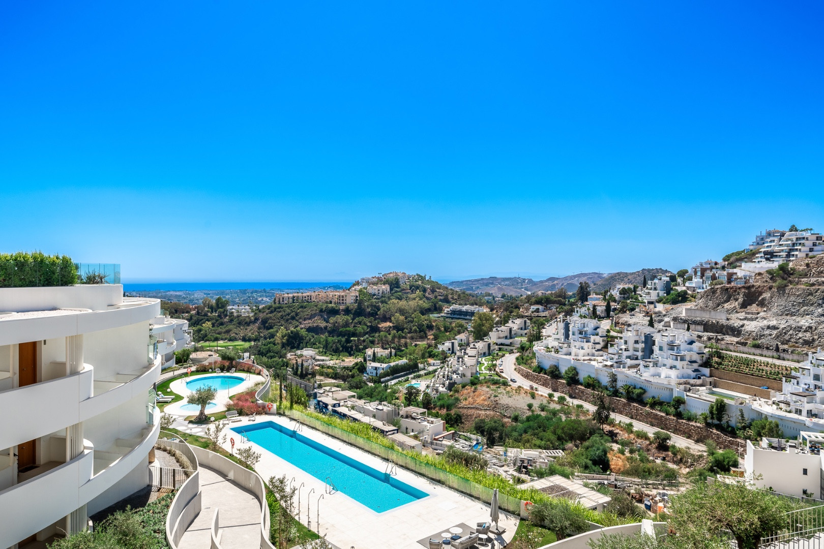 2 Bedroom Apartment in Benahavís - Photo 4
