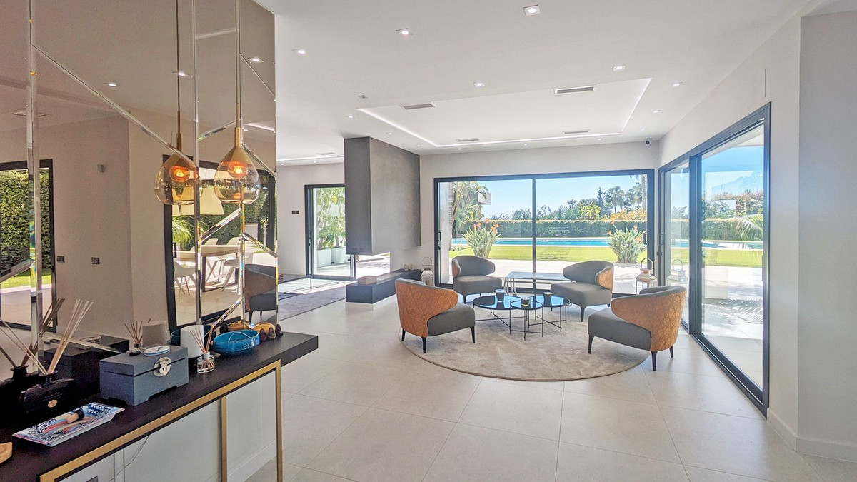 5 Bedroom Villa in Marbella - Photo 11