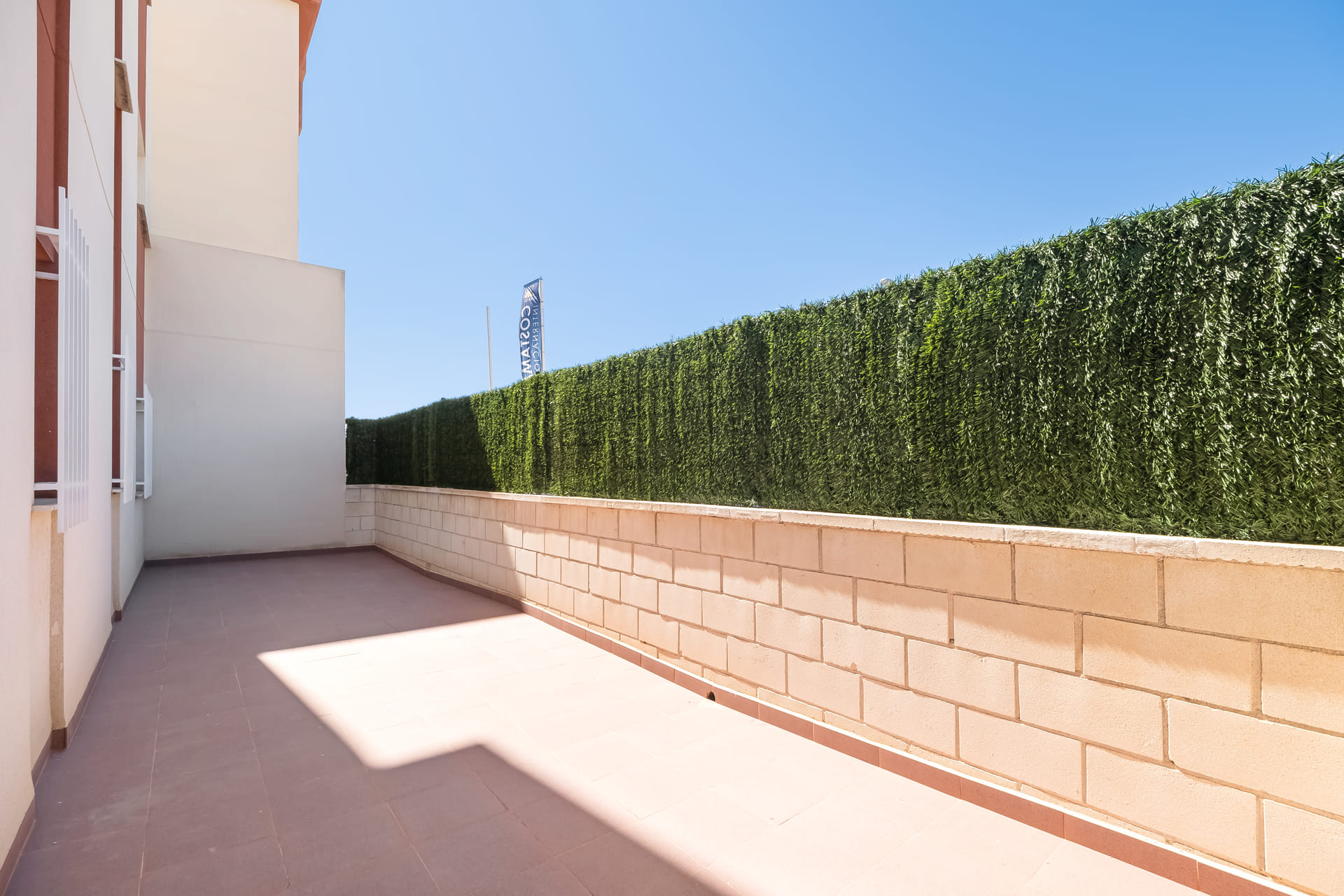 2-bedroom apartment with pool in Alicante, Spain – Photo 25