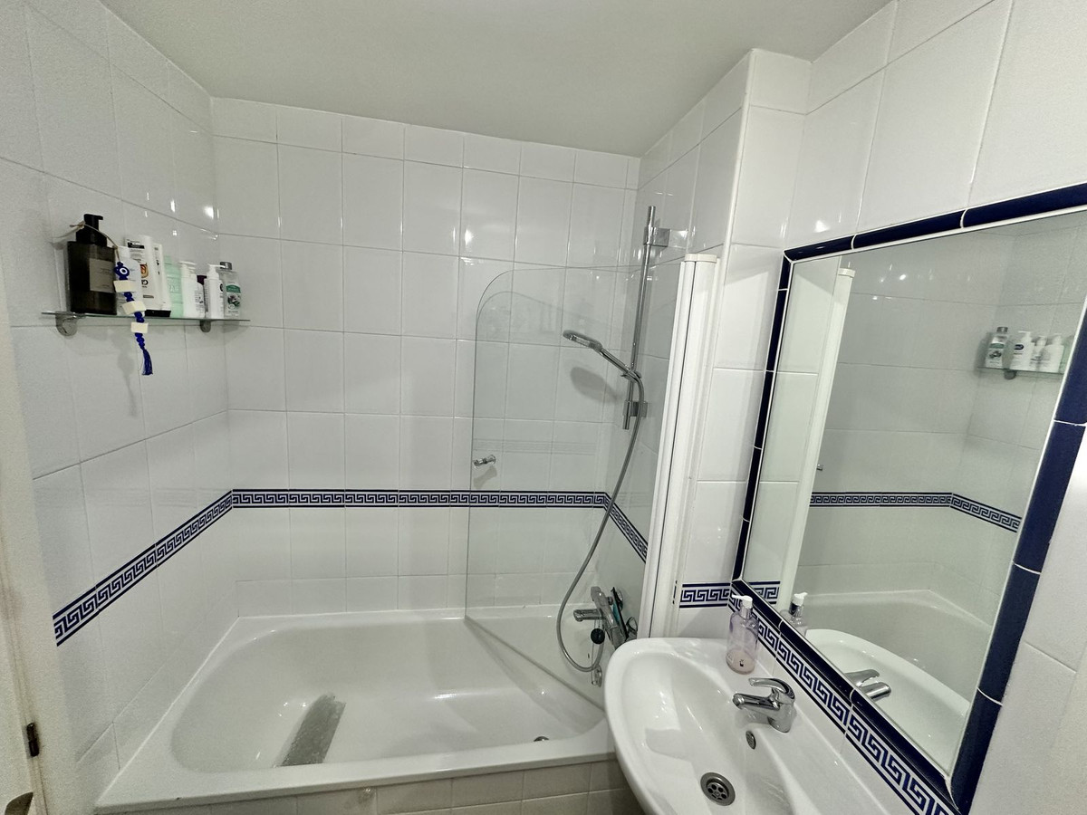 2 Bedroom Apartment in Mijas - Photo 18