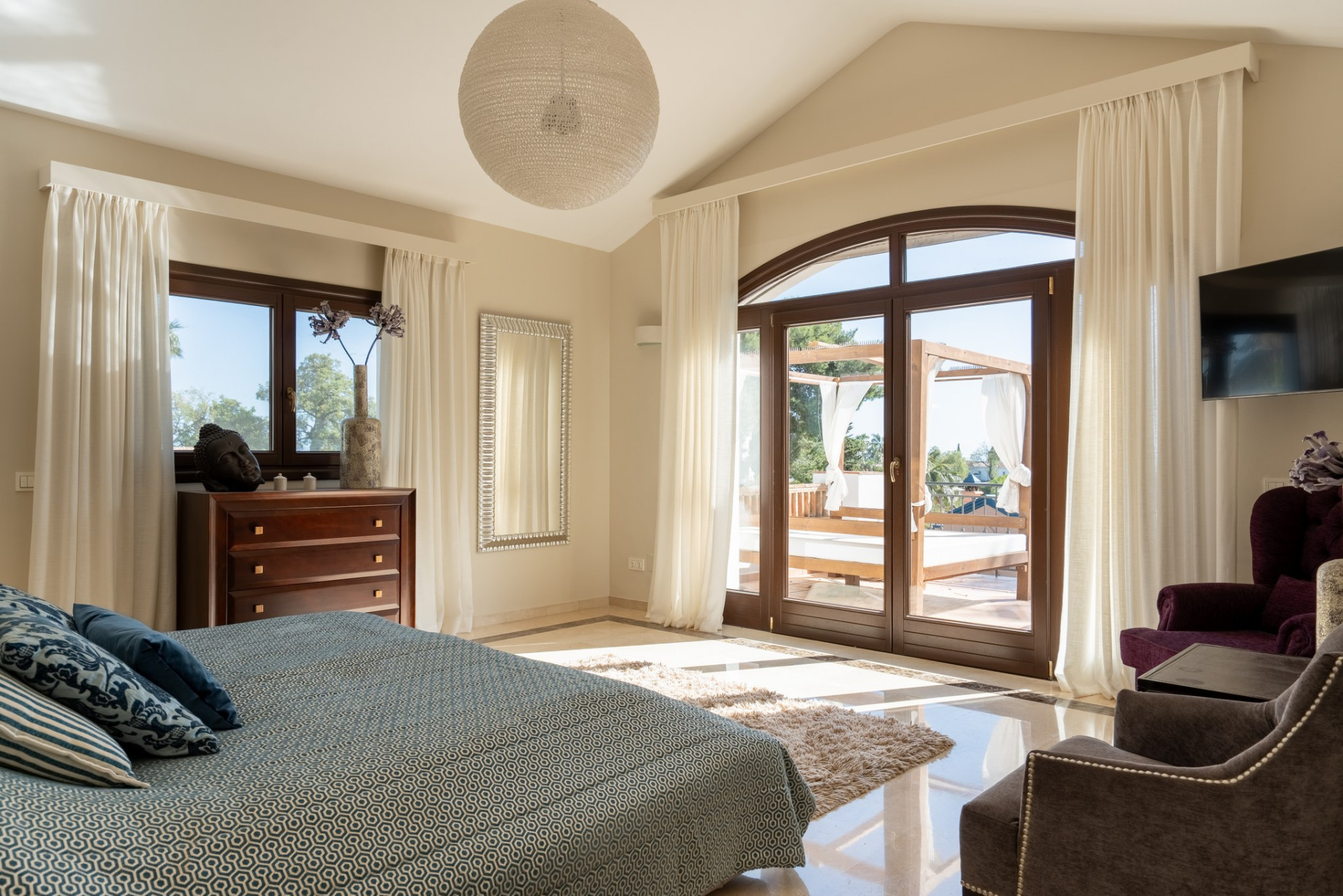 4 Bedroom Villa in Marbella - Photo 2