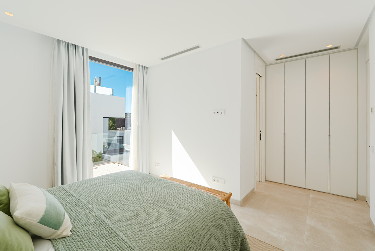 4 Bedroom Villa in Marbella - Photo 31