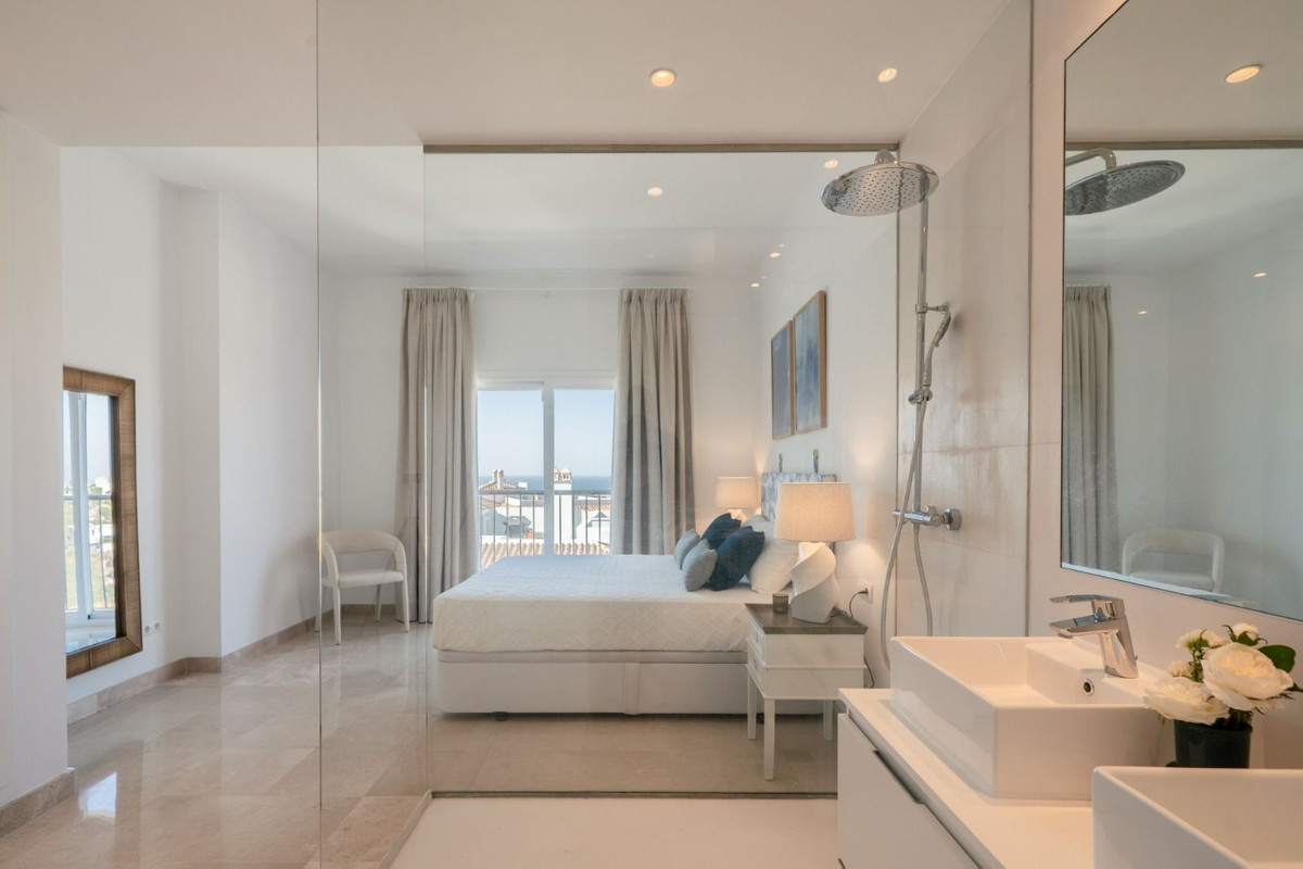 2 Bedroom Penthouse in Benahavís - Photo 18