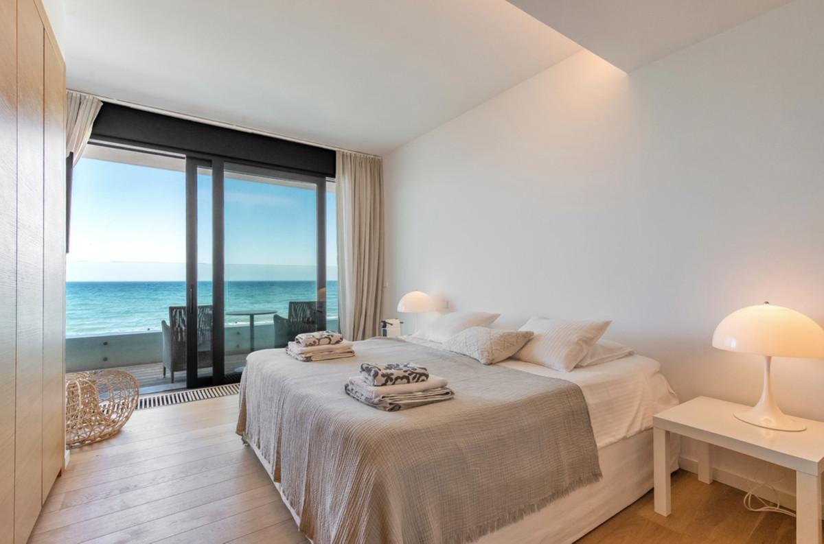 6 Bedroom Villa in Marbella - Photo 9