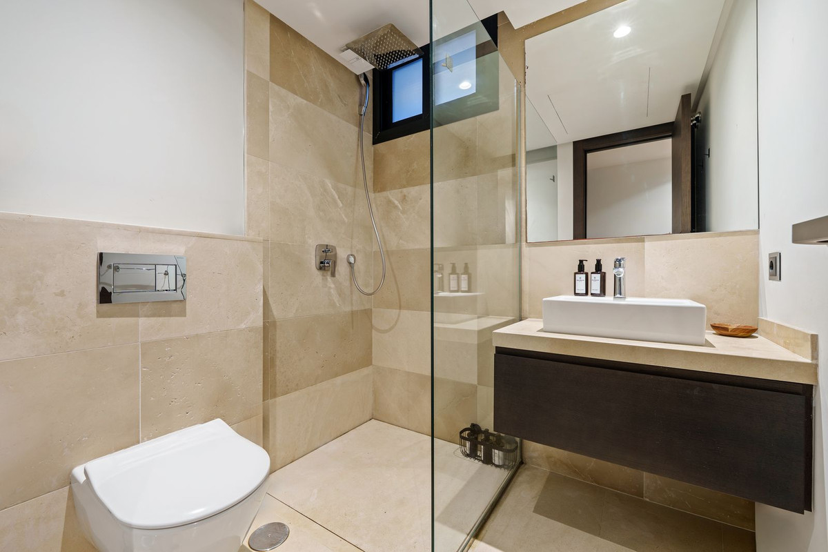 6 Bedroom Villa in Marbella - Photo 4