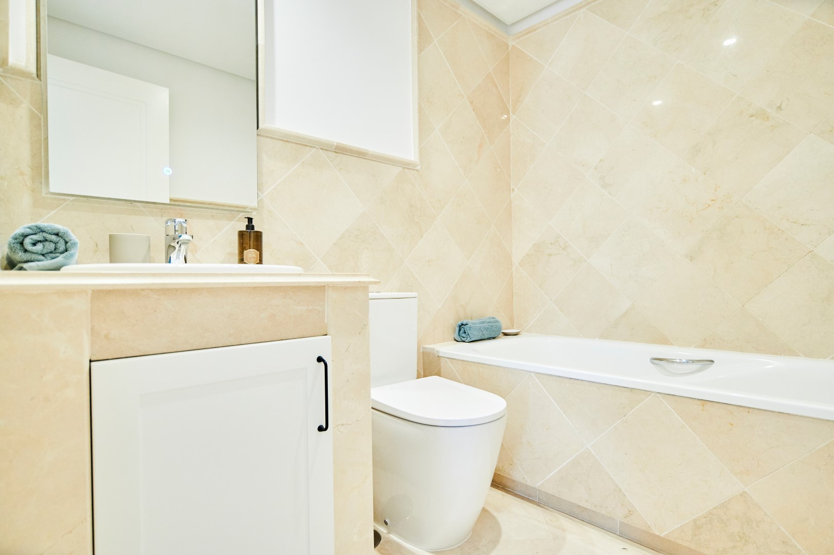 2 Bedroom Apartment in Marbella - Photo 32