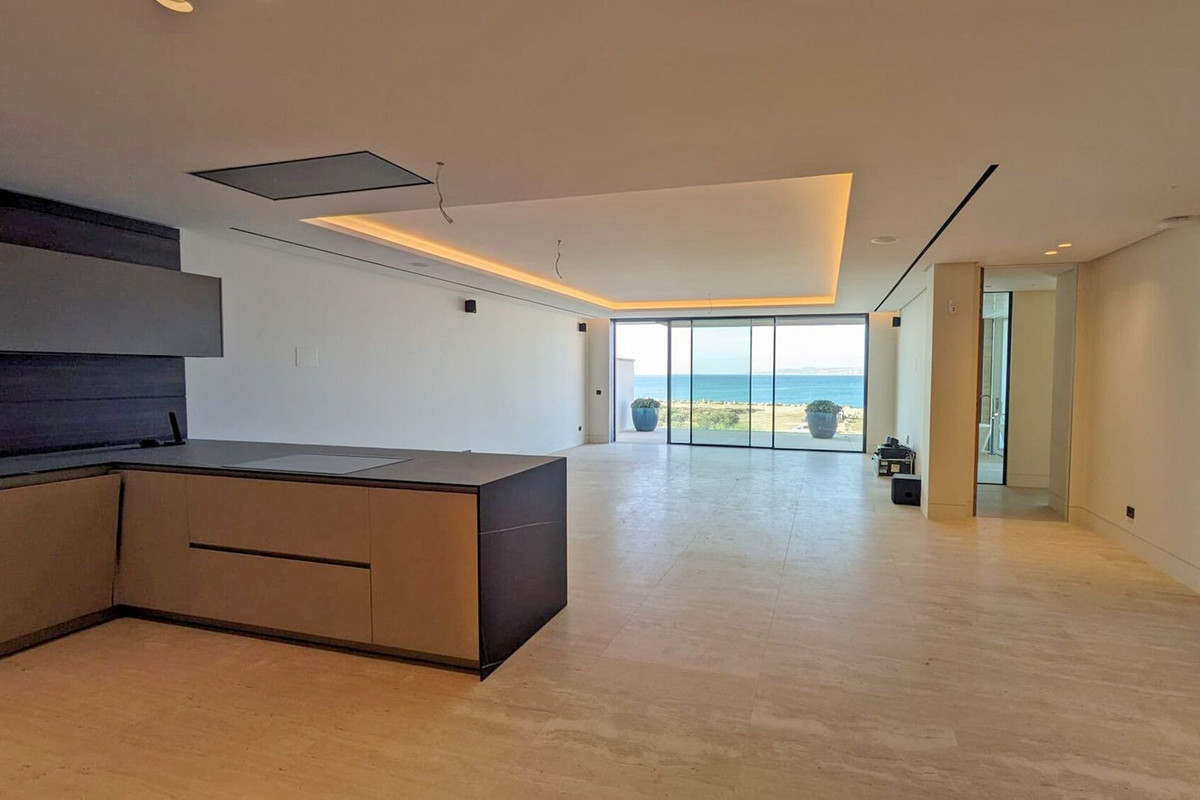 3 Bedroom Apartment in Estepona - Photo 4