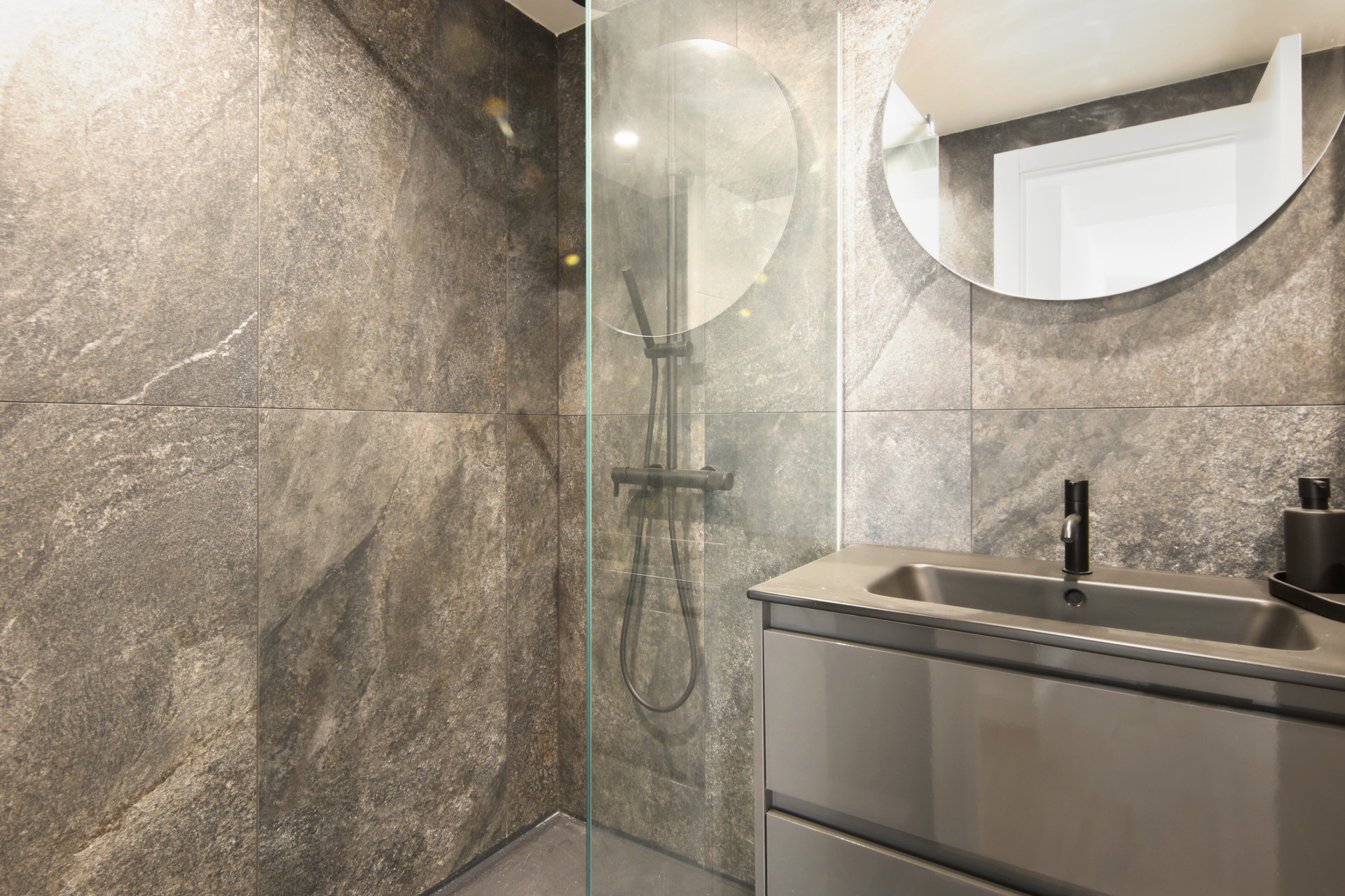 2 Bedroom Apartment in Marbella - Photo 6