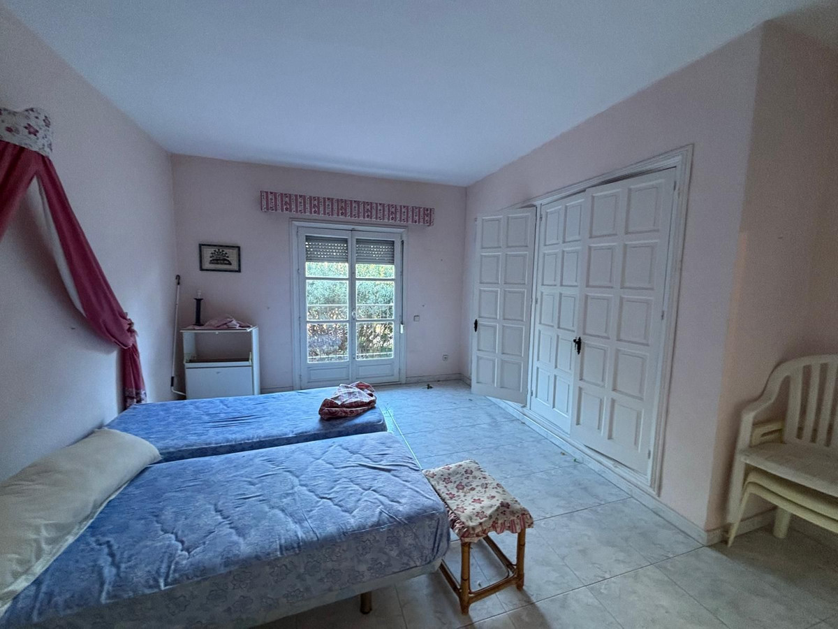 3 Bedroom Apartment in Marbella - Photo 3