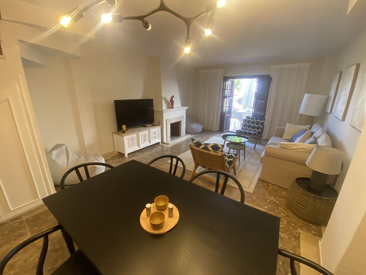 2 Bedroom Townhouse in Estepona - Photo 10