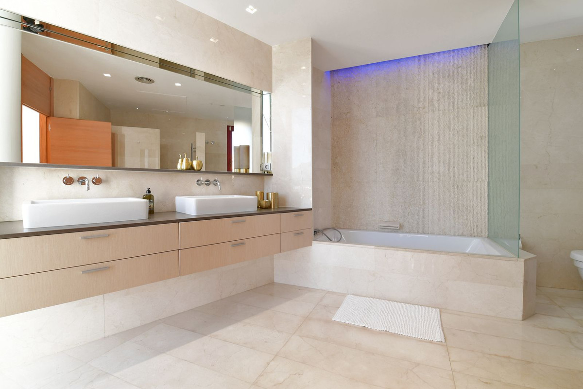 7 Bedroom Villa in Marbella - Photo 6