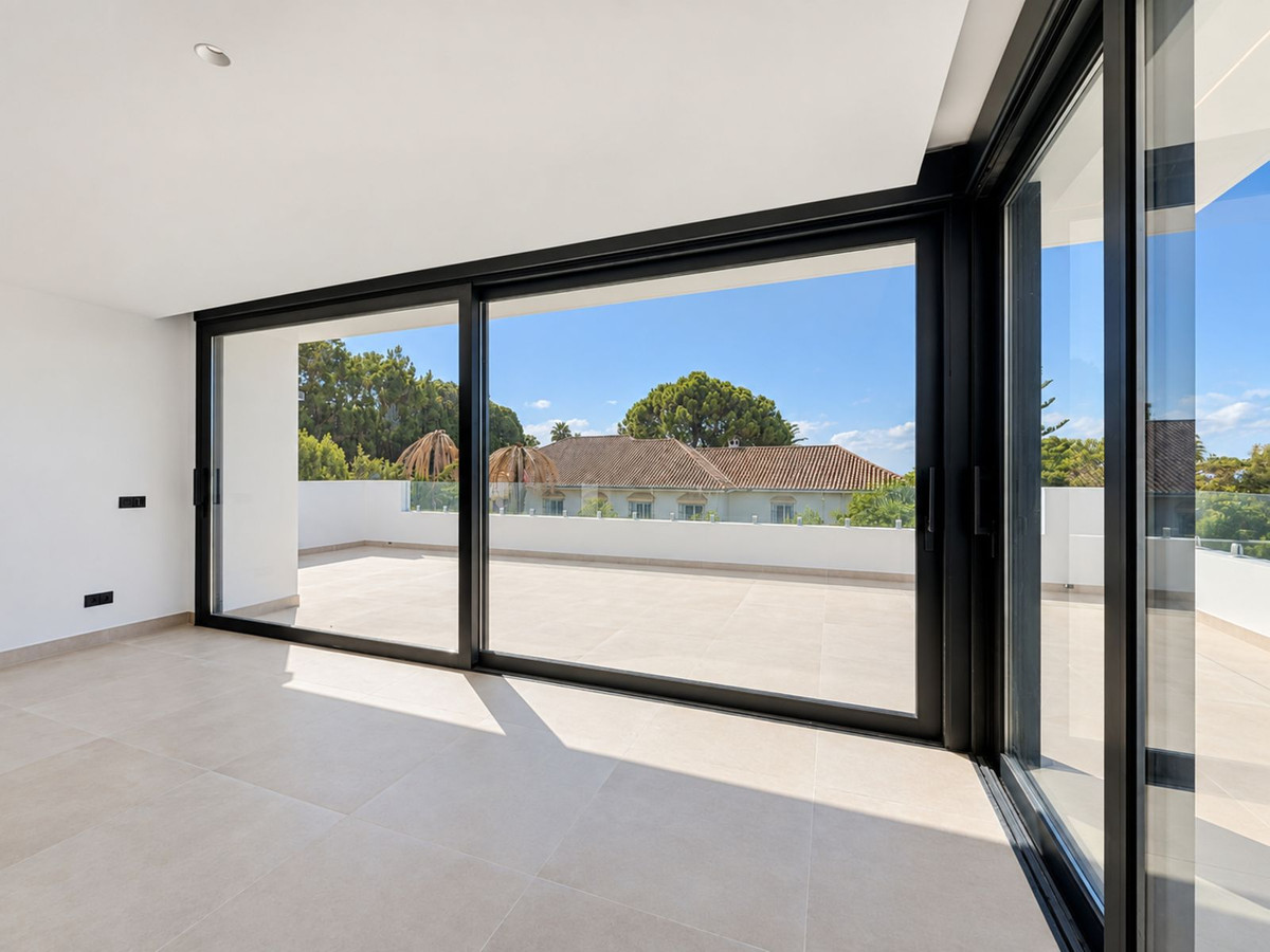 5 Bedroom Villa in Marbella - Photo 18