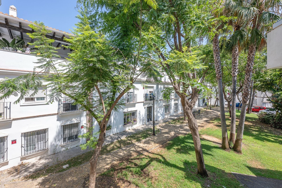 2 Bedroom Apartment in Estepona - Photo 34