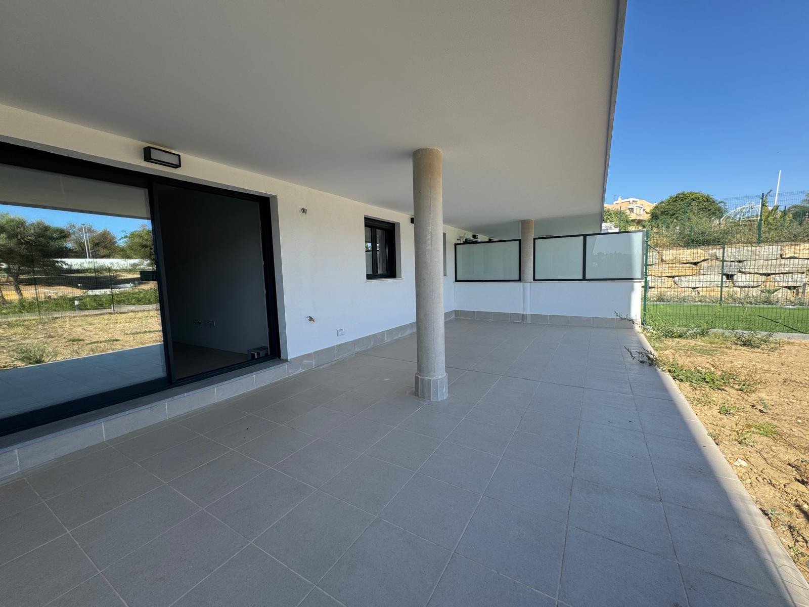 2 Bedroom Apartment in Estepona - Photo 2