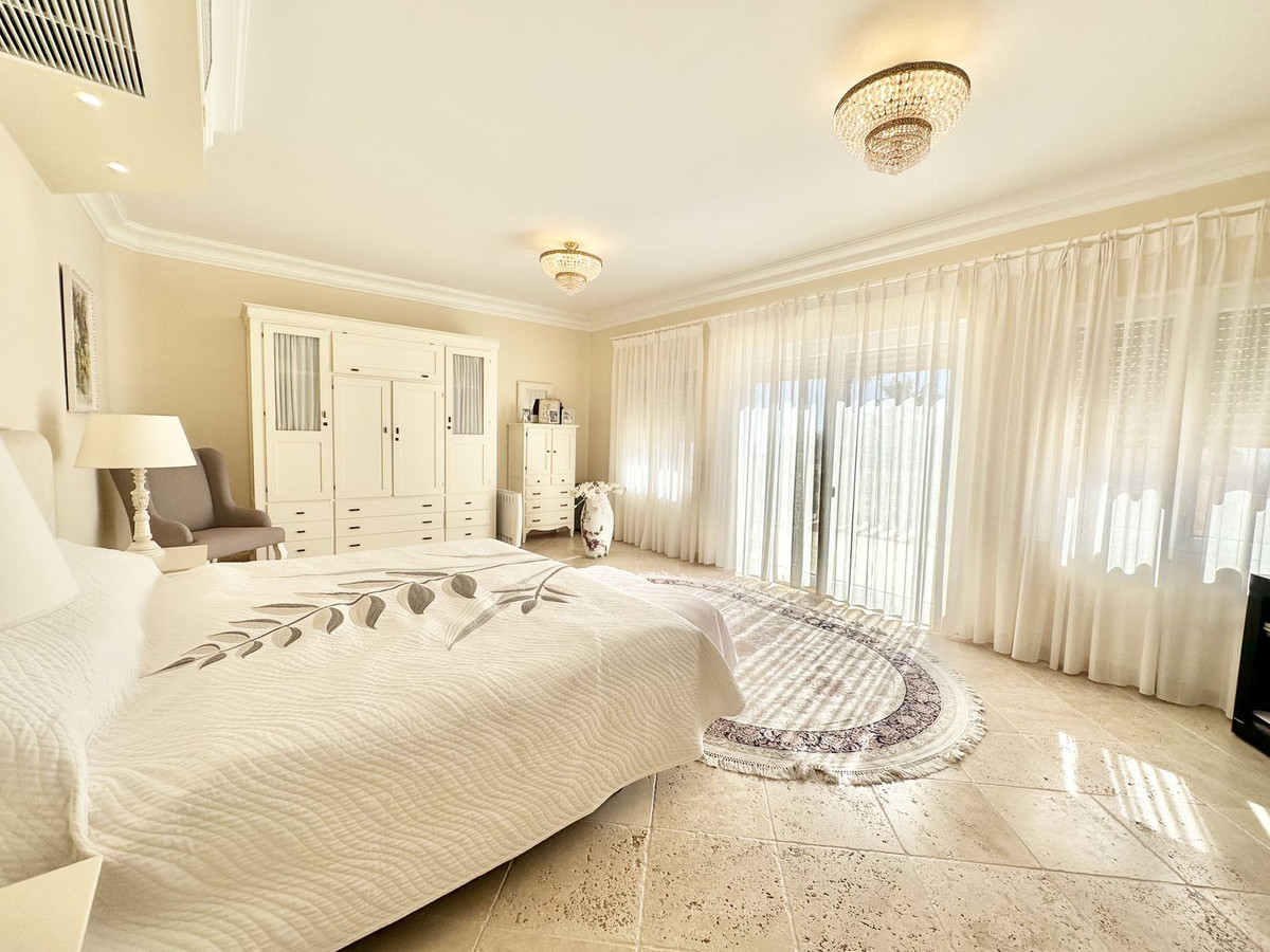 6 Bedroom Villa in Marbella - Photo 27