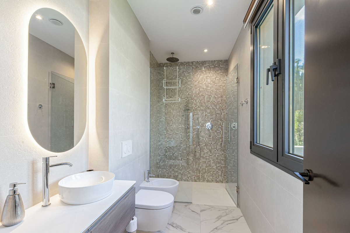 5 Bedroom Villa in Estepona - Photo 22