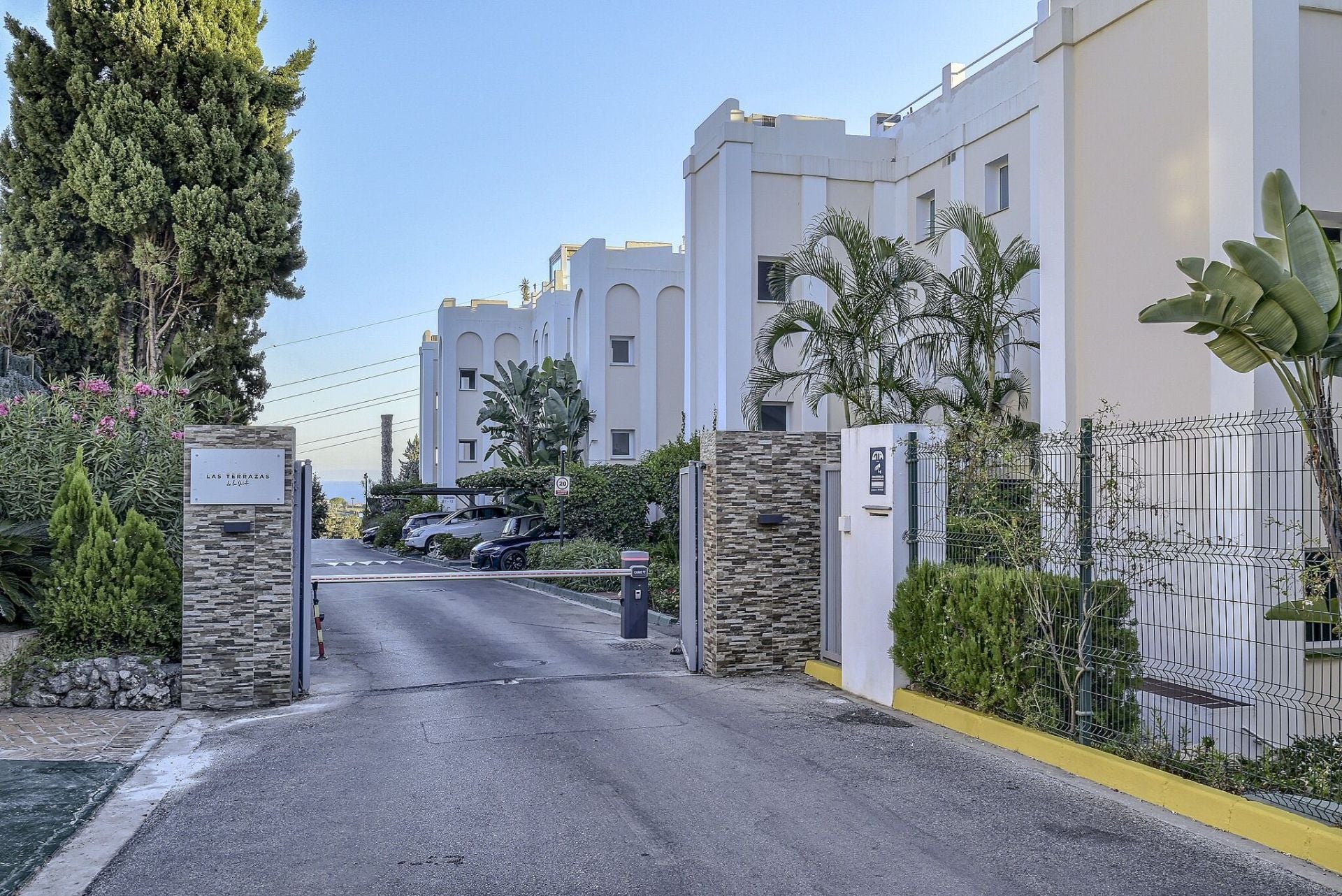 2 Bedroom Apartment in Benahavís - Photo 3