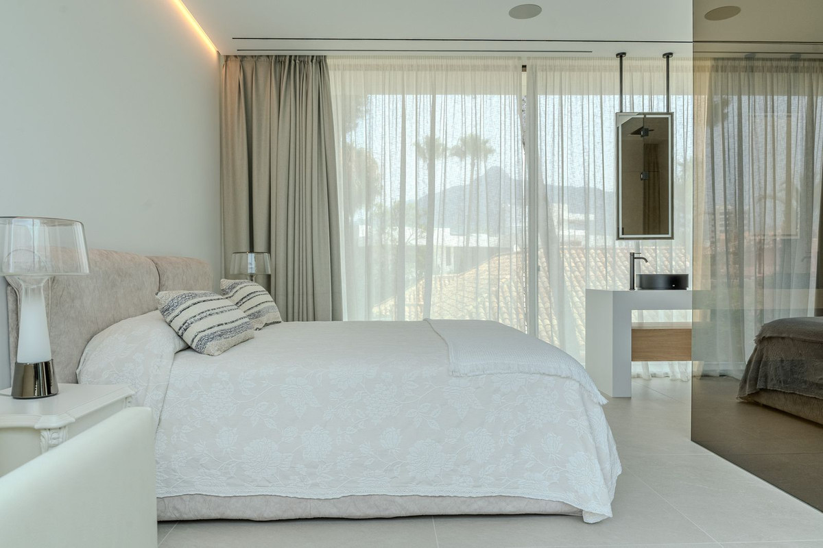 4 Bedroom Villa in Marbella - Photo 36