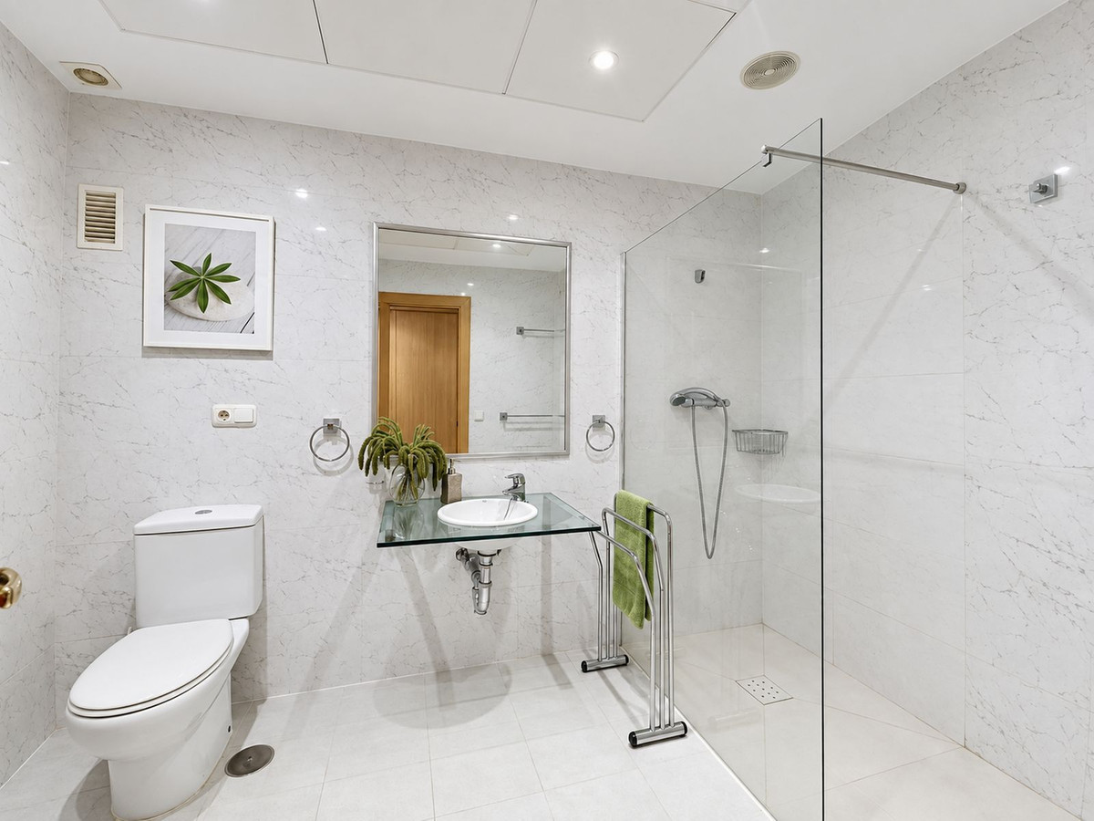 4 Bedroom Apartment in Estepona - Photo 13