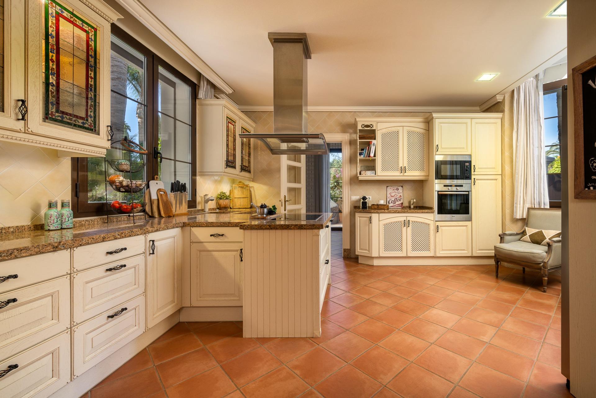 8 Bedroom Villa in San Pedro de Alcántara - Photo 19