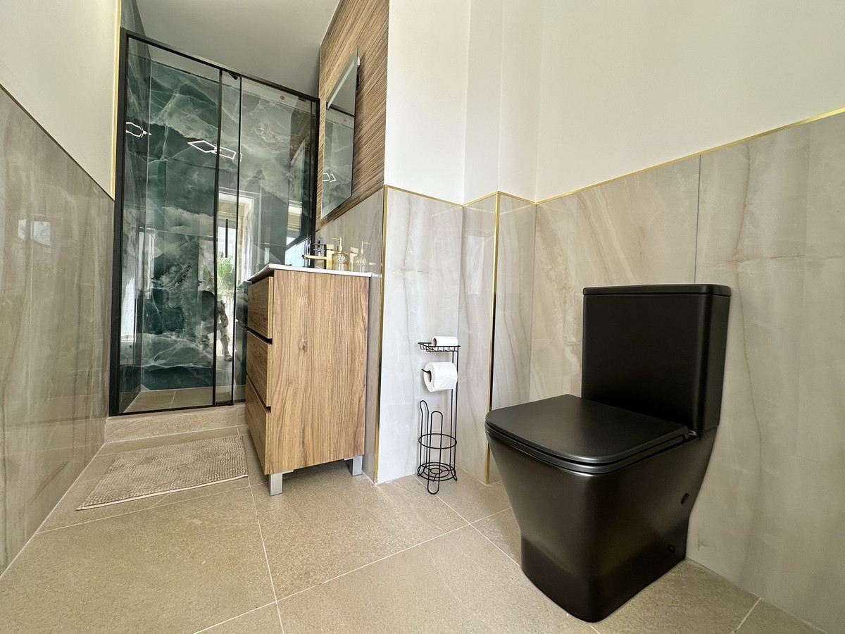 2 Bedroom Apartment in Fuengirola - Photo 21