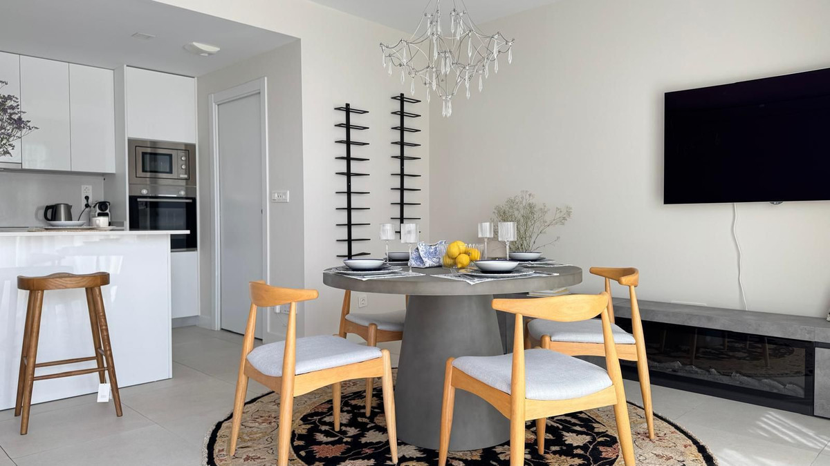 3 Bedroom Apartment in Estepona - Photo 2