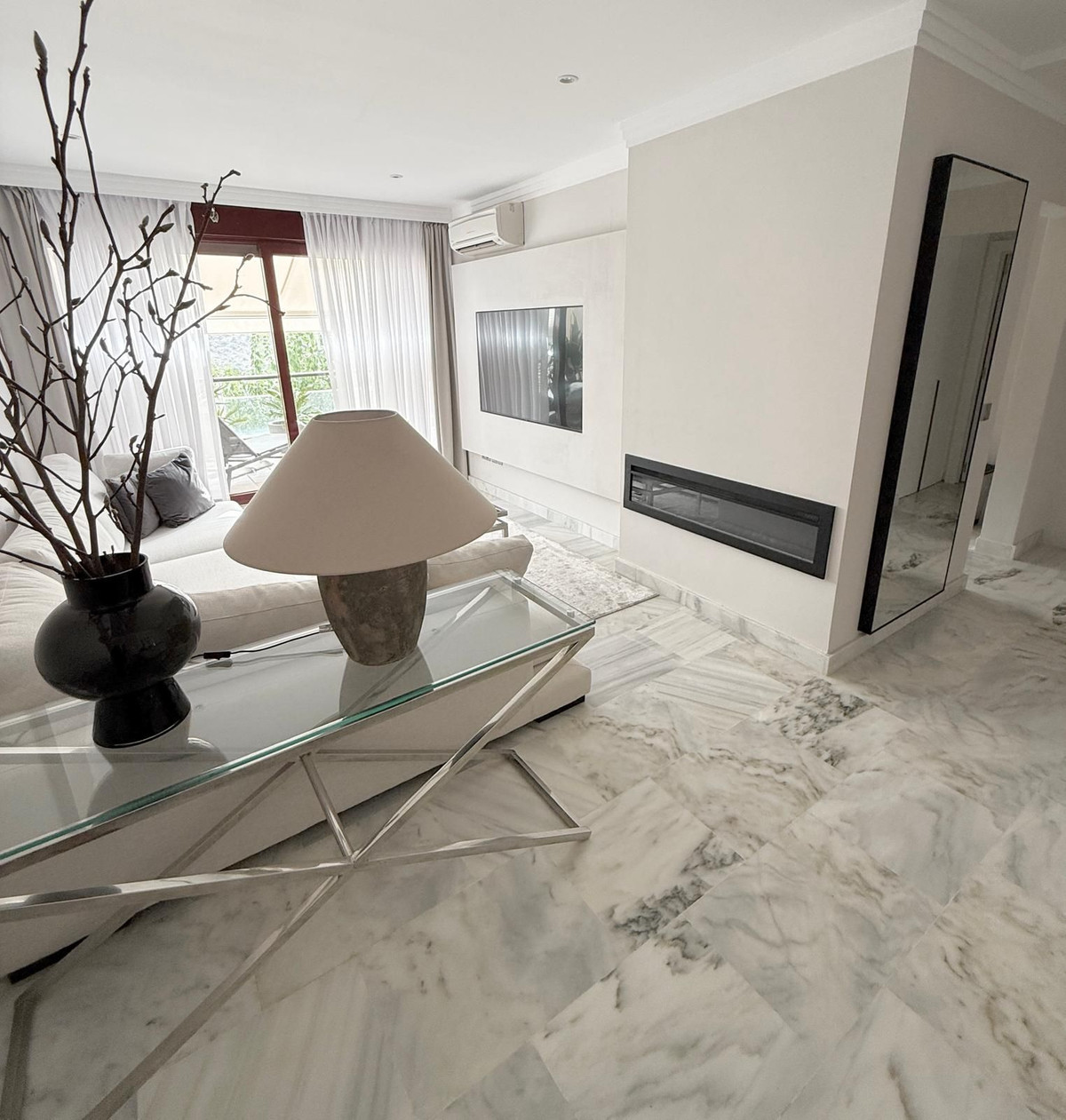 1 Bedroom Apartment in Estepona - Photo 3
