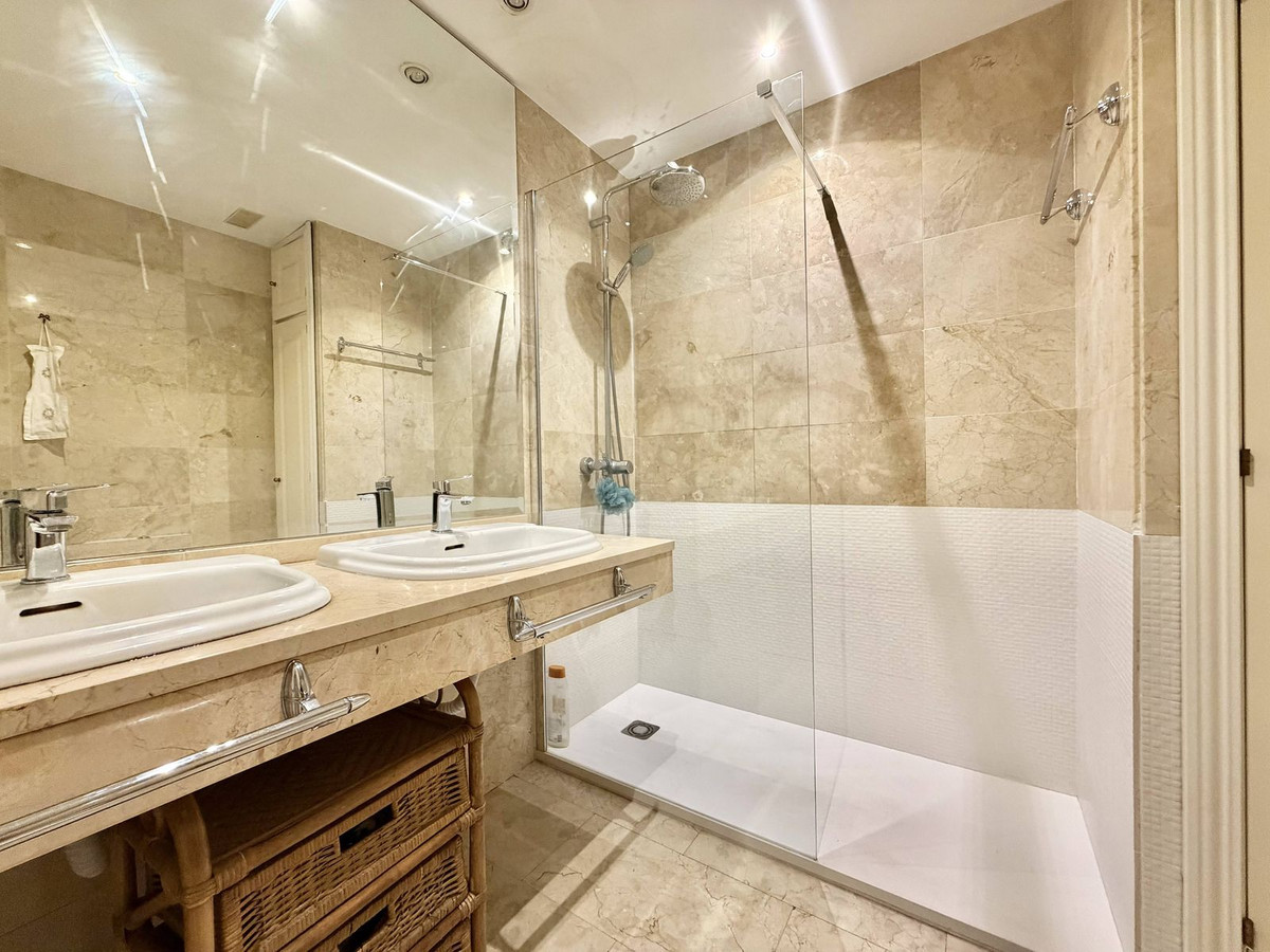 4 Bedroom Apartment in Marbella - Photo 15